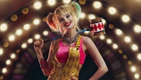 Cospobre vibrante de Harley Quinn con una sonrisa juguetona y un llamativo atuendo dorado.