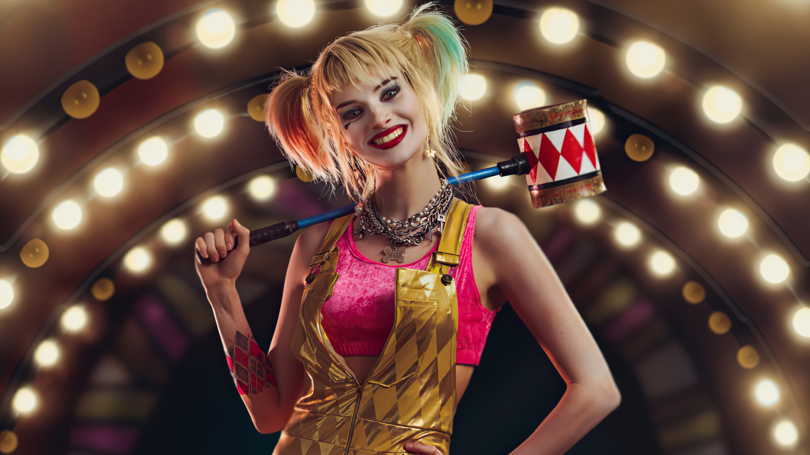 Un gros plan d'une femme en costume tenant une batte (harley quinn, costume, or, vêtements, cosplay)