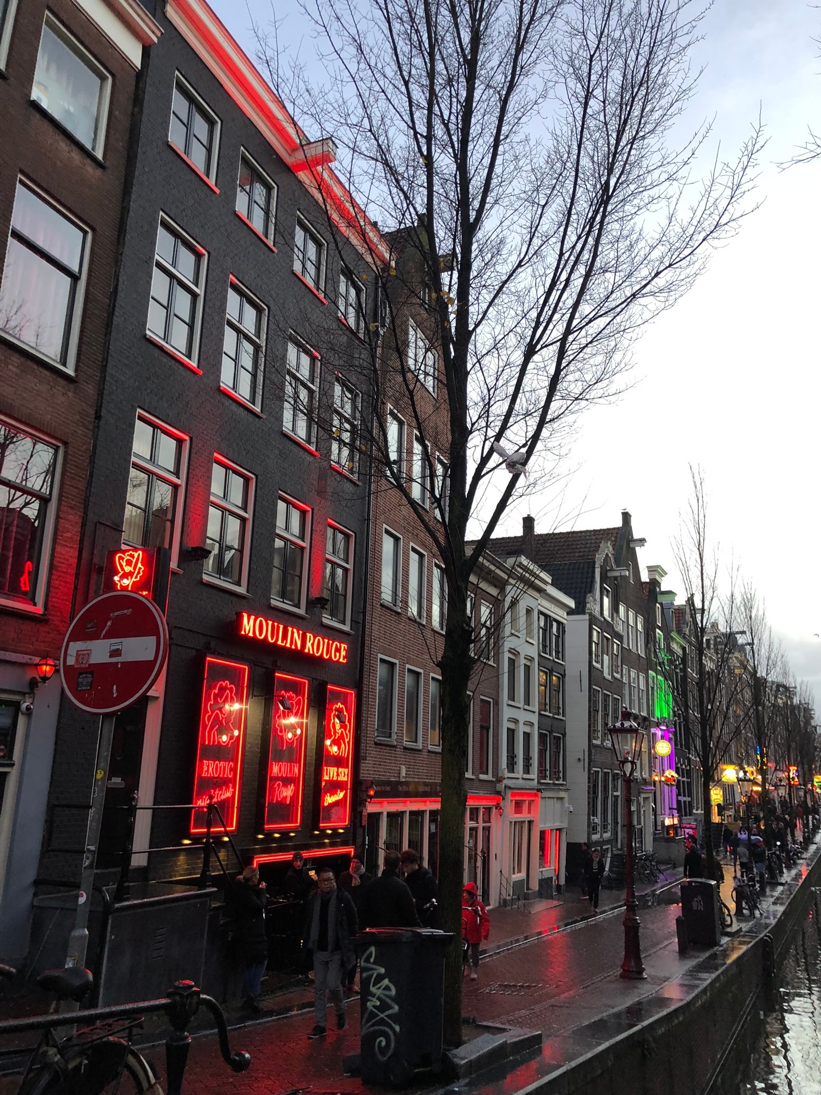 De nombreuses personnes marchent le long du canal (amsterdam, rue, fenêtre, ville, quartier)