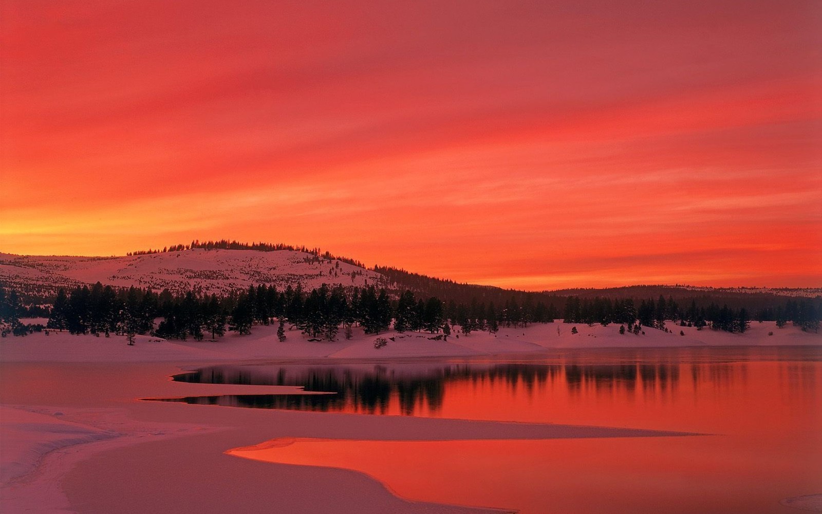 Une vue d'un lac avec une montagne en arrière-plan (crépuscule, nature, réflexion, coucher de soleil, lever de soleil)