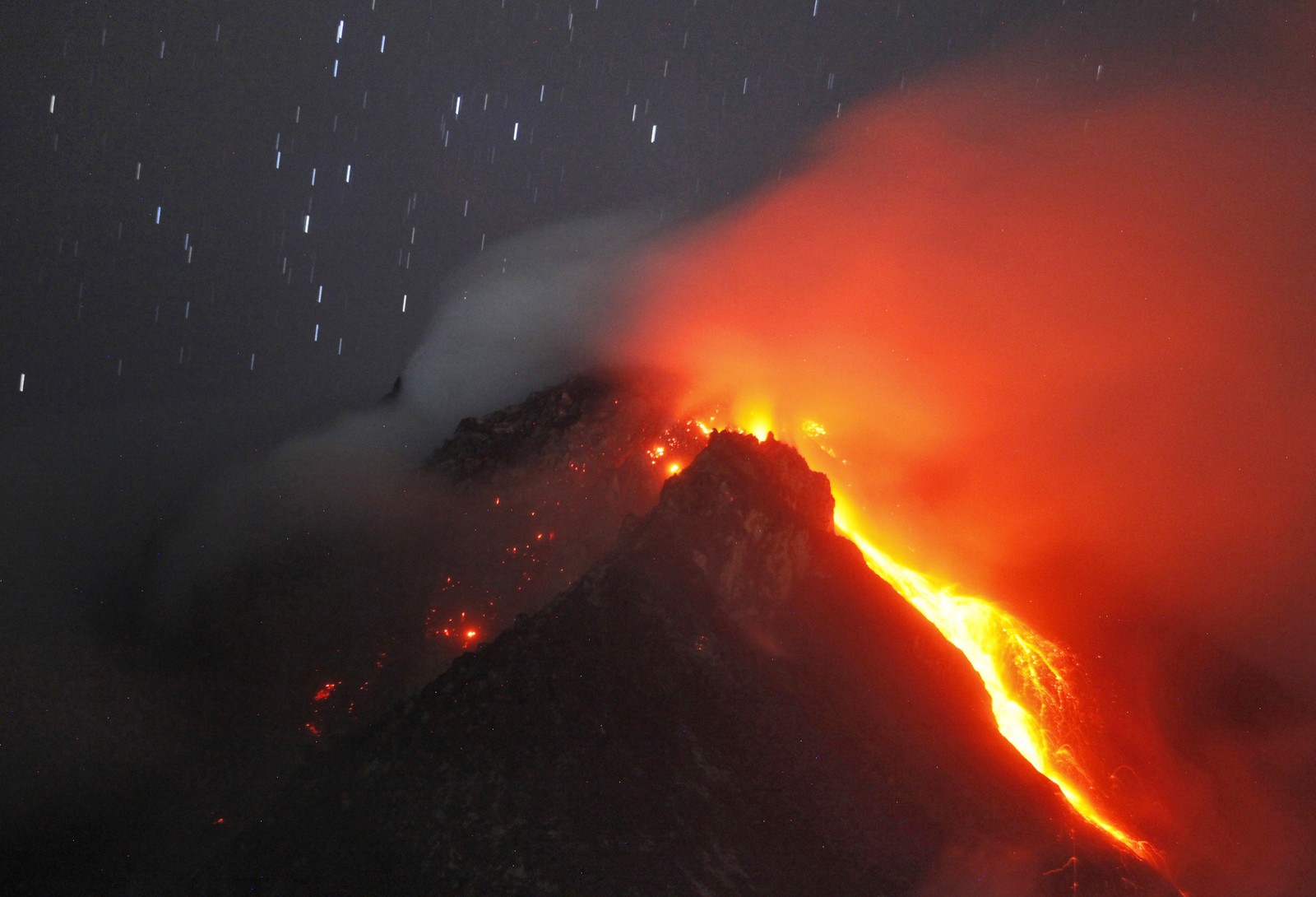 Крупный план горы с огнем в небе (гора синобунг, mount sinabung, вулкан, лава, типы вулканических извержений)