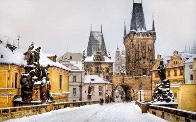 Paysage hivernal au Pont Charles : Architecture médiévale et rues couvertes de neige