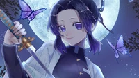 Shinobu Kocho, la Hashira Insecto de "Demon Slayer: Kimetsu no Yaiba", se encuentra con gracia bajo una luna llena, rodeada de delicadas mariposas, sosteniendo su katana con una sonrisa serena.