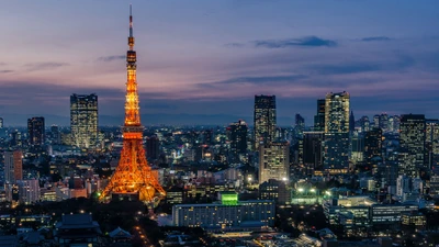 Tour de Tokyo illuminée contre un paysage urbain au crépuscule