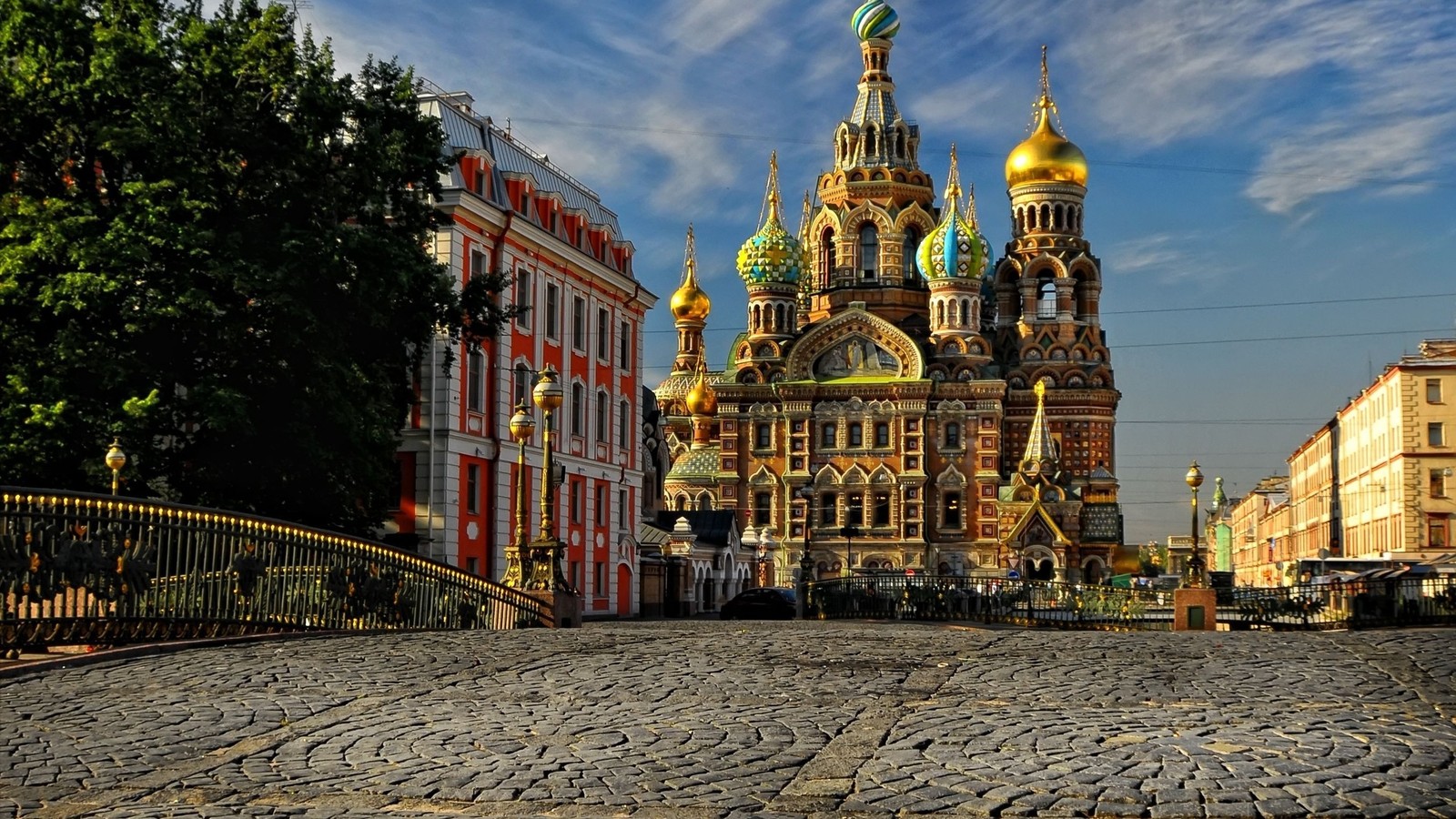 Arafed view of a church with a golden dome on a cobblestone street (church of the savior on blood, cathedral, landmark, town, building)