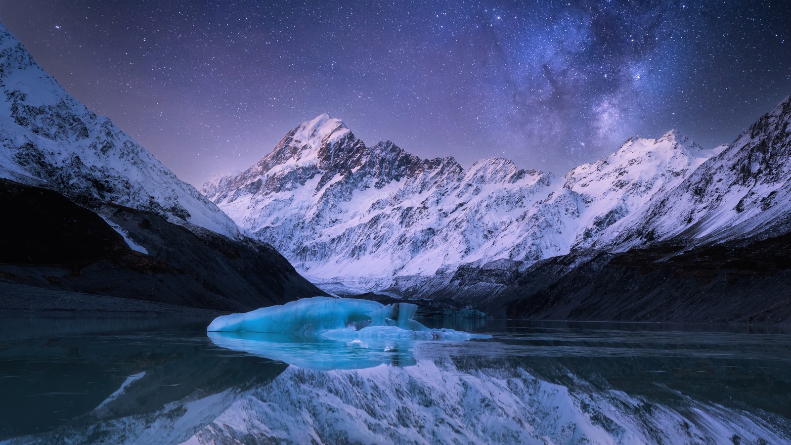 Um glacial no meio de um lago com um céu cheio de estrelas (montanha, montanhas, cenário, nova zelândia, new zealand)