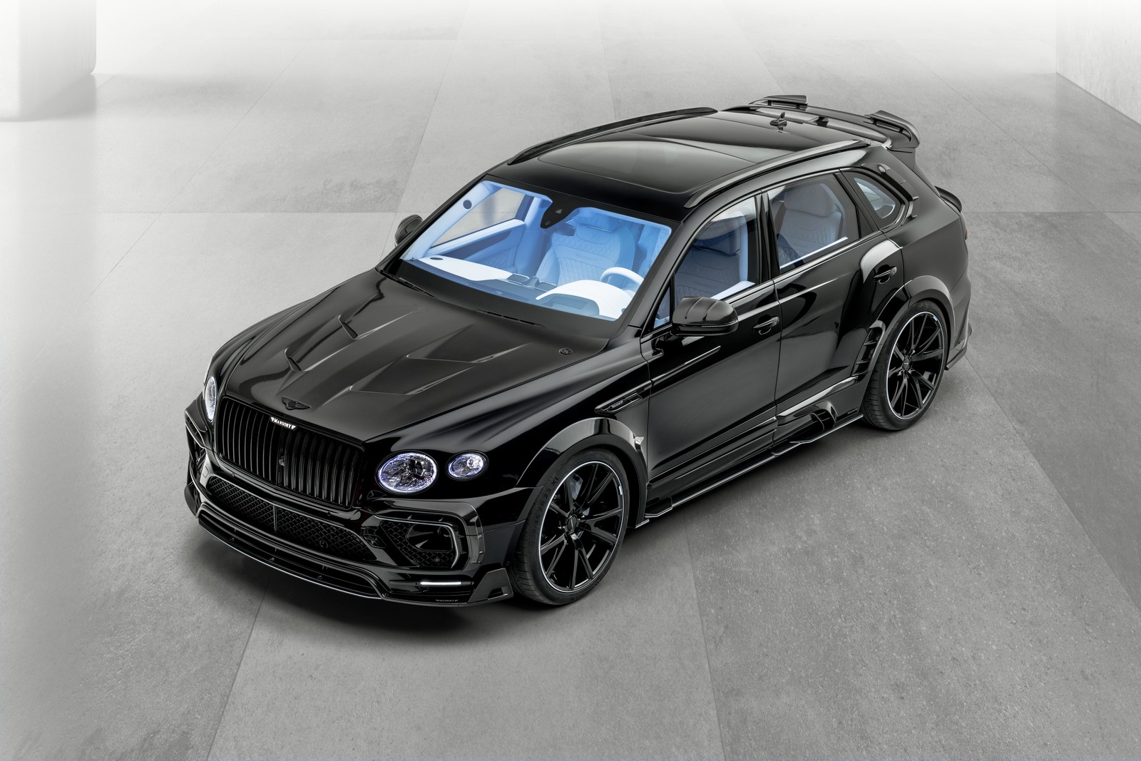 Gros plan d'un suv noir garé sur un sol en béton (mansory bentley bentayga speed, voitures noires, 2022, 5k, 8k)