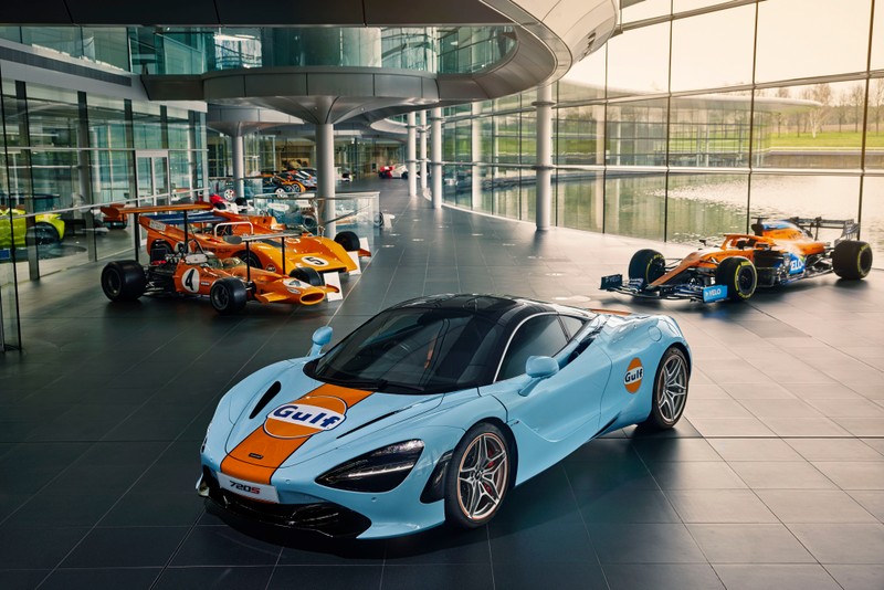 Крупный план автомобиля в автосалоне с другими автомобилями (mclaren mso 720s coupe, 2021, 5k, 8k, машины)