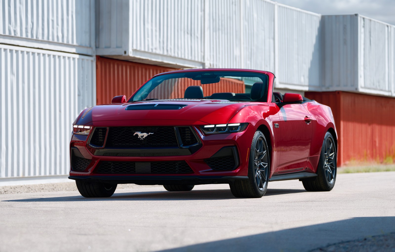 Une mustang décapotable rouge garée devant un immeuble (ford mustang gt cabriolet, ford mustang gt convertible, 8k, 2024, 5k)