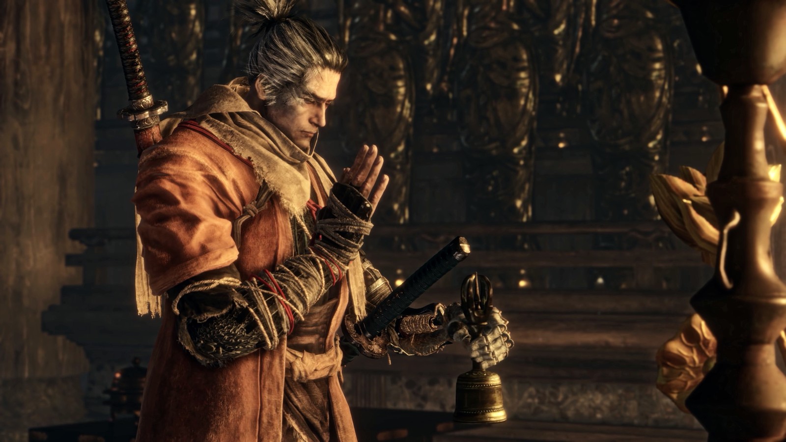 Un hombre en una túnica roja sosteniendo una espada en una habitación (sekiro shadows die twice, videojuego)