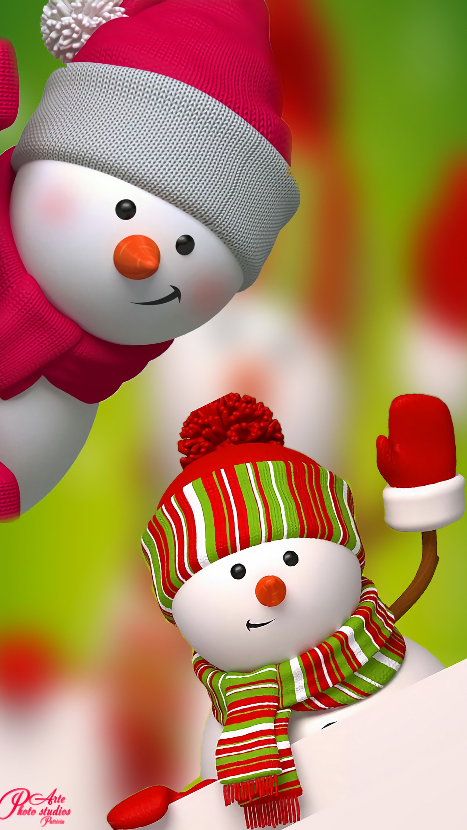 Há um boneco de neve e um boneco de neve com um chapéu e cachecol vermelhos (natal, temas, papai noel)