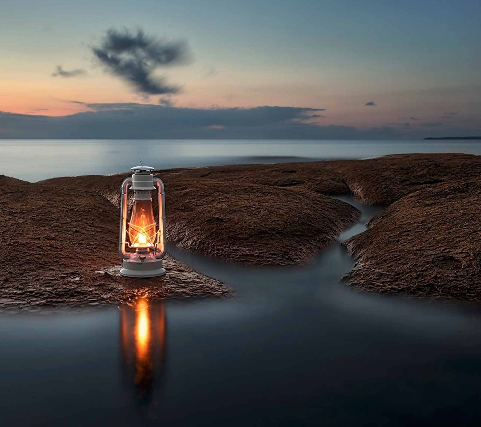 Вода, на камне в которой лежит фонарь (пейзаж, природа)