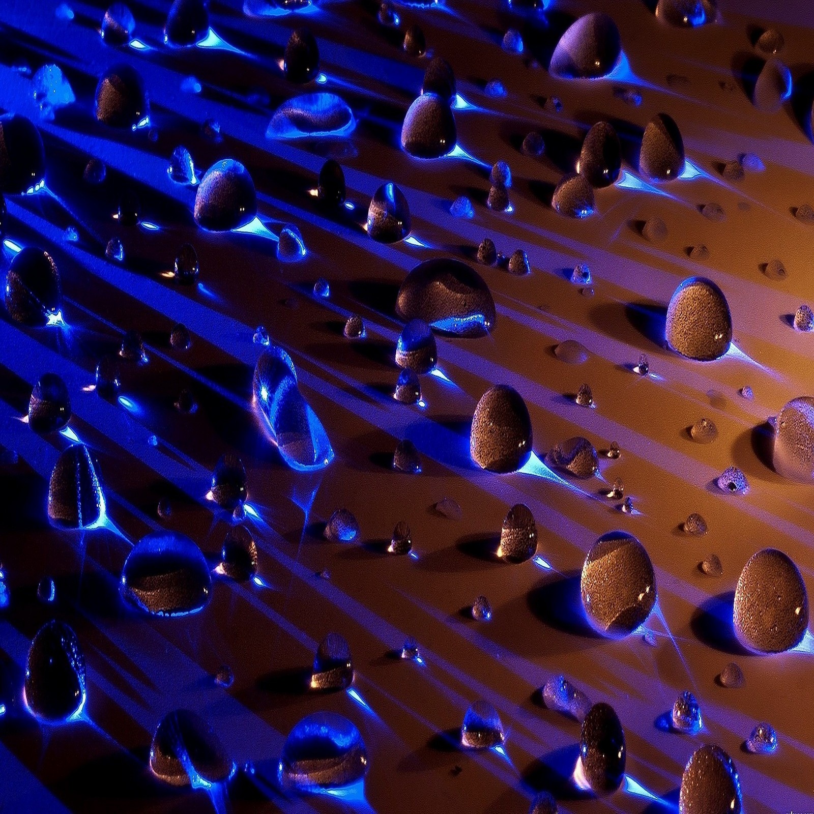 Primer plano de un montón de gotas de agua sobre una superficie (abstracto, blue liquid drops)