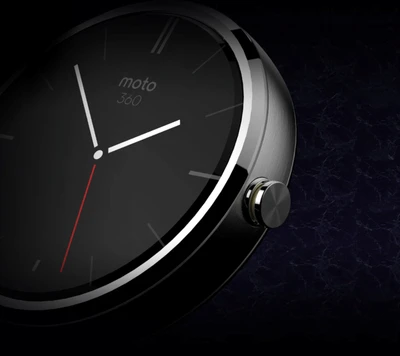 Elegante reloj inteligente Moto 360 con una cara negra minimalista y elegantes acentos plateados.