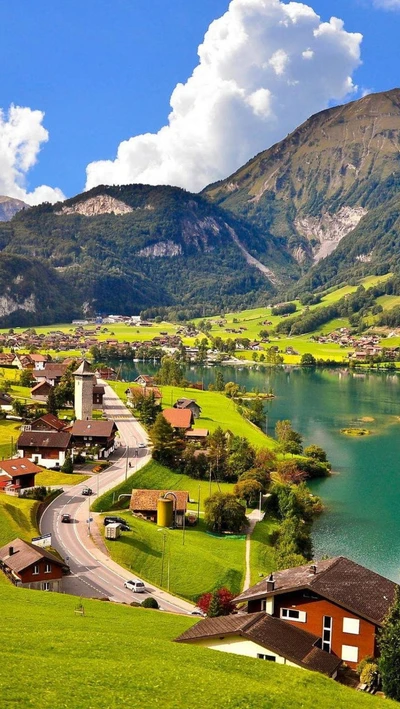 Serener See umgeben von Bergen und üppigem Grün