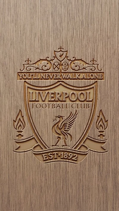 Logotipo gravado do Liverpool Football Club com o lema "Você nunca caminhará sozinho