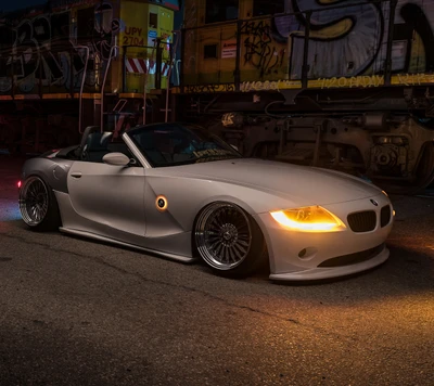 Eleganter BMW Z4 Cabrio mit individuellen Rädern und urbanem Hintergrund