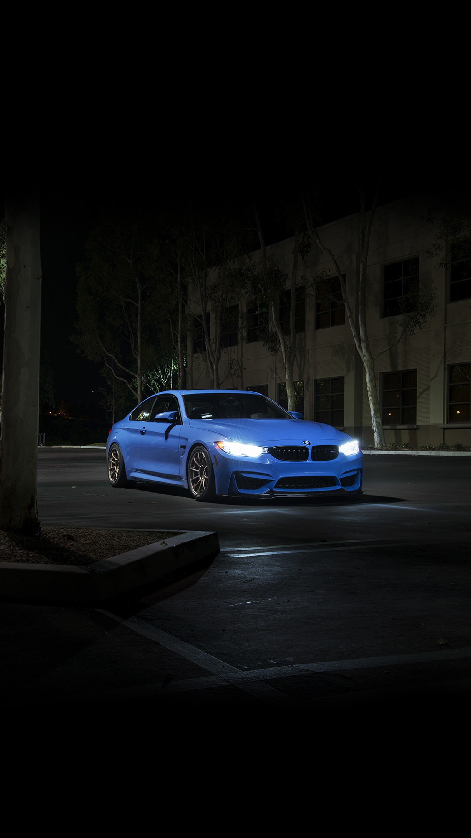 Ein blauer wagen, der nachts auf einem parkplatz steht (1080p, auto, bmw, coupé, f82)