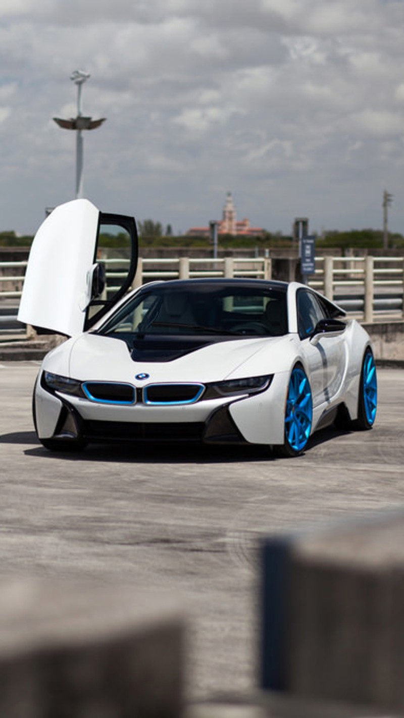 Bmw i8 с синими колесами и открытыми дверями на парковке (720p, bmw, электрический, колеса hre, гибрид)