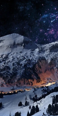 Montagnes majestueuses couvertes de neige sous un ciel étoilé