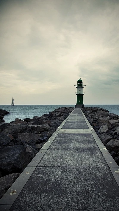 Camino del Faro junto al Mar Bajo Cielos Nublados