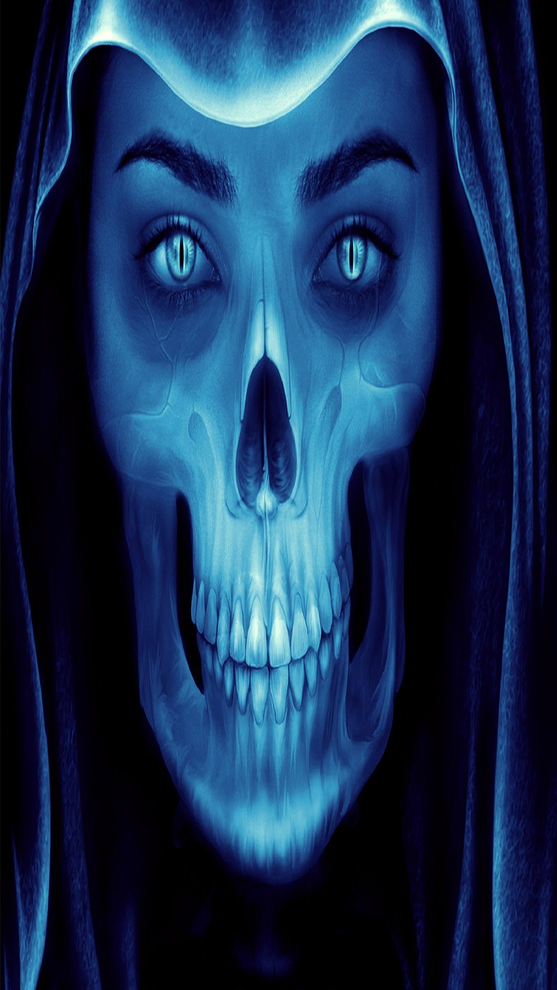 Крупный план человека в капюшоне, с черепом на голове (blue skull, череп)