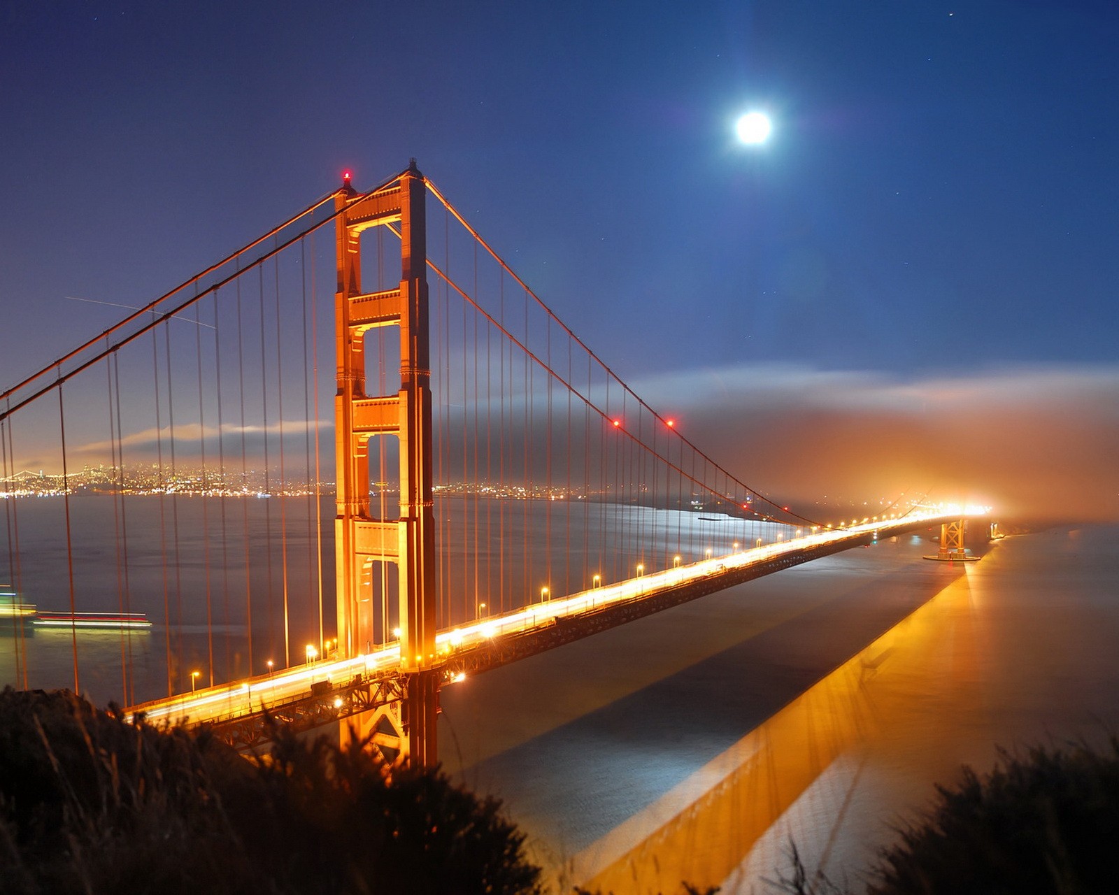 Une vue floue d'un pont avec une pleine lune dans le ciel (pont, ville, nuages, francisco, hd)