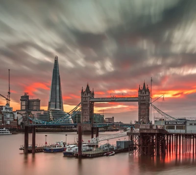 Coucher de soleil sur le Tower Bridge et The Shard à Londres