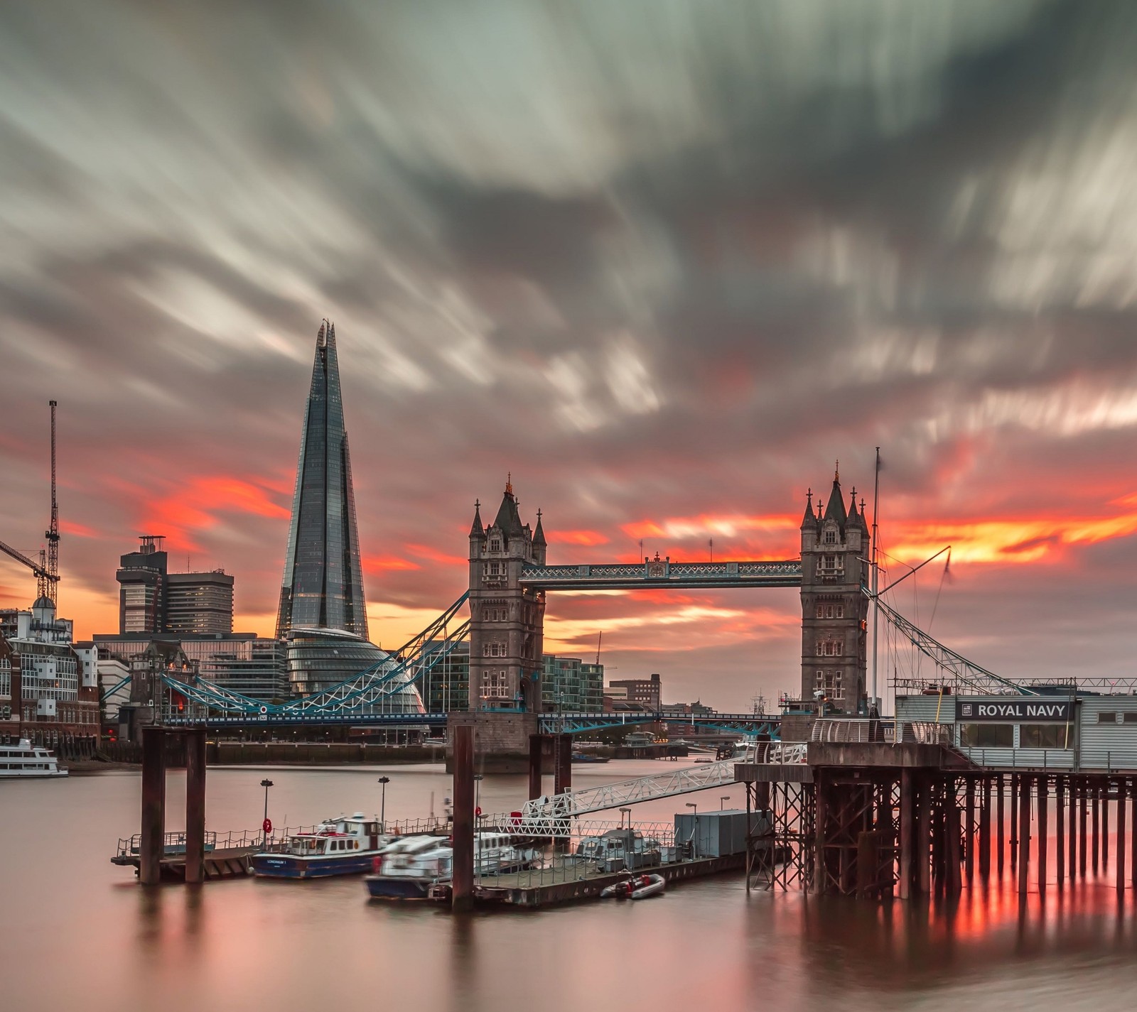 Vista panorámica de un puente y un bote en el agua (gran bretaña, inglaterra, england, londres, london)