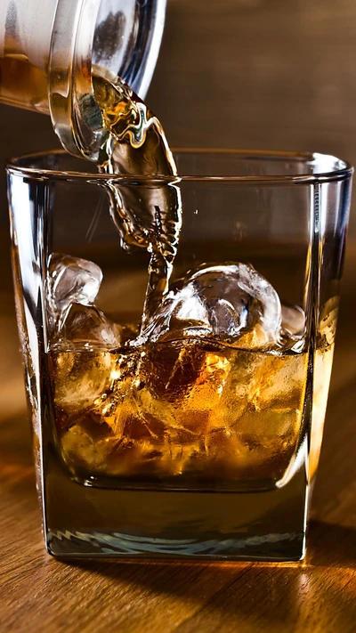 Whiskey sur les rochers : Verser sur de la glace