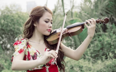 Uma jovem garota em um vestido floral toca violino ao ar livre, cercada por uma vegetação exuberante, capturando a essência da música e da natureza.