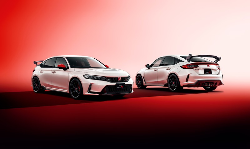 Две белые машины припаркованы рядом на красном фоне (honda civic type r, 2022, 5k, 8k, машины)