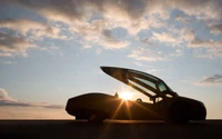 Reflejo del amanecer en un coche deportivo con puertas abiertas