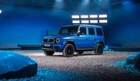 2024 Mercedes-Benz G 580: Um impressionante SUV elétrico azul em um cenário futurista