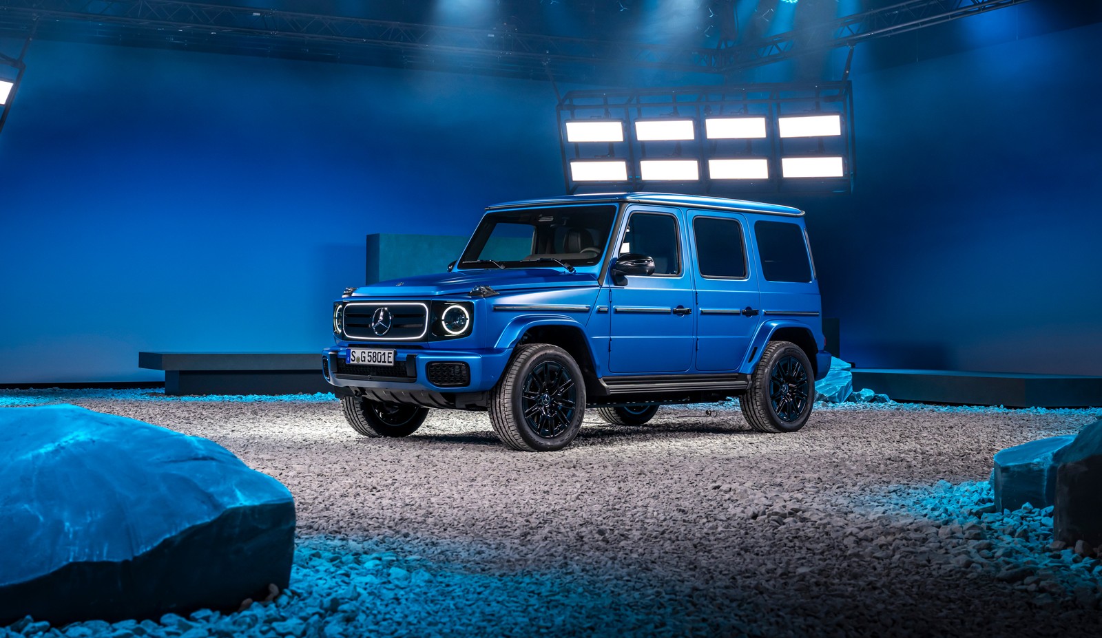 Der neue mercedes g-klasse suv wird im mercedes-museum gezeigt (mercedes benz g 580, 2024, 5k, elektroautos, autos)