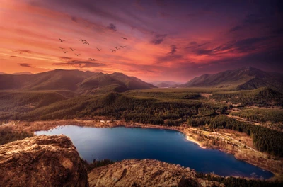 Coucher de soleil tranquille sur un lac serein et des montagnes majestueuses