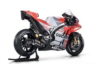 Ducati Desmosedici Superbike: Um ícone de corrida em vermelho e cinza elegantes.