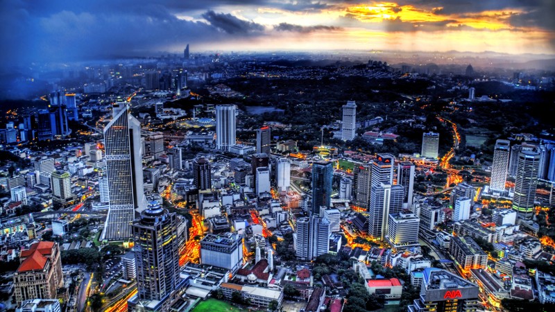 Vue aérienne d'une ville au crépuscule avec un ciel nuageux (kuala lumpur, paysage urbain, zone urbaine, ville, métropole)