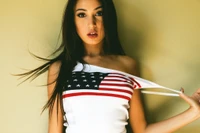 Vibes Relaxantes: Modelo com Top da Bandeira Americana