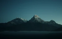 Pics majestueux de l'Annapurna sous un ciel étoilé