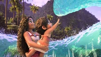 Moana y un joven compañero maravillan ante una ola mágica