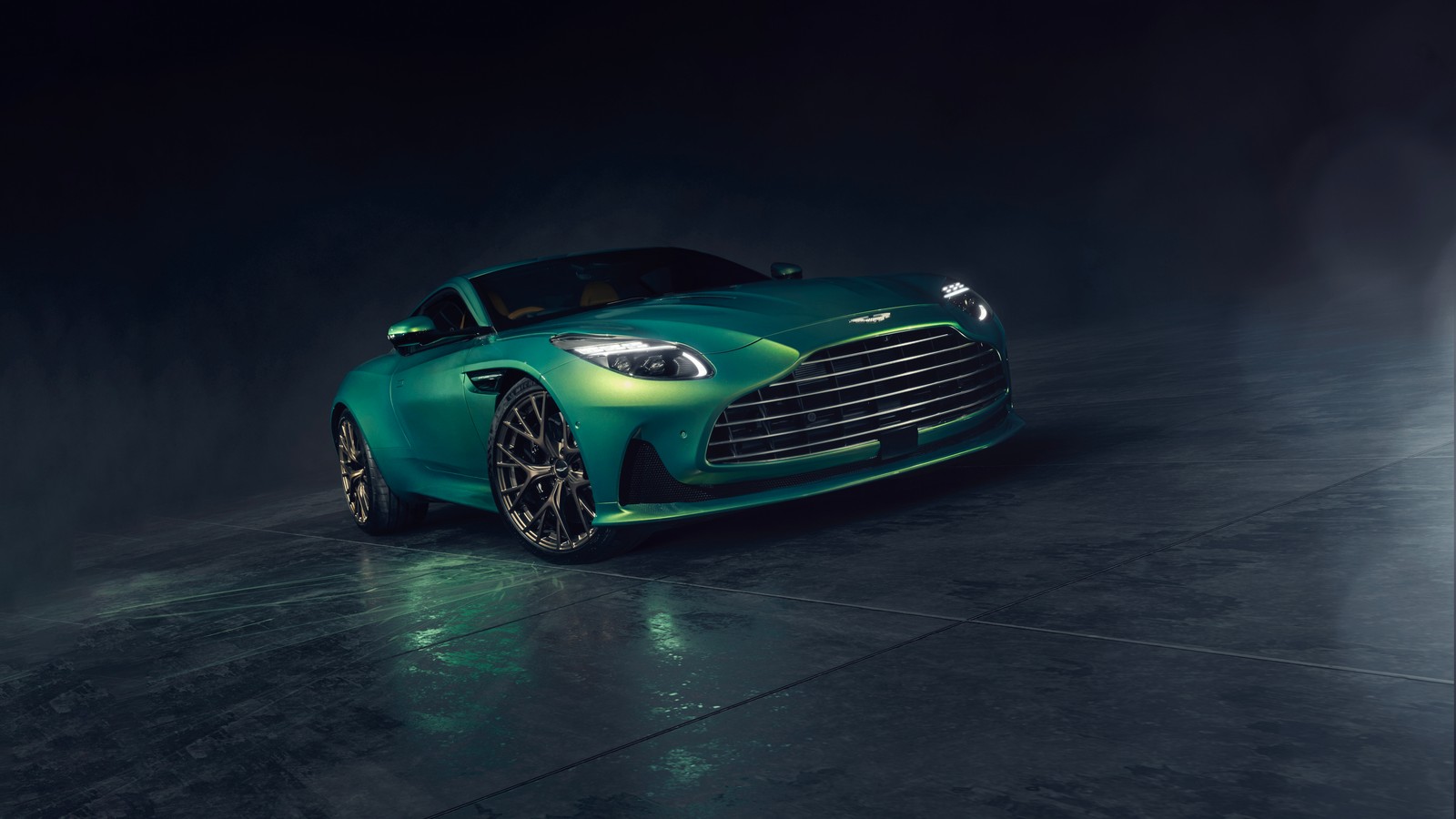 Un coche verde está estacionado en una habitación oscura con una luz encendida (aston martin db12, 8k, supercoche, 5k, coches)