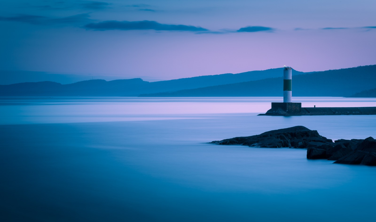 Lade grand marais, leuchtturm, küstenlinie, lange belichtung, brecher Hintergrund herunter