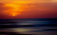 Atardecer vibrante sobre un horizonte oceánico tranquilo