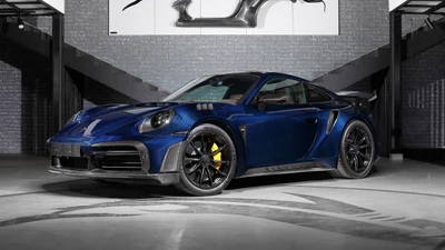 2024 Porsche 911 Turbo S Stinger GTR в ярком синем цвете, представлен в современном окружении.