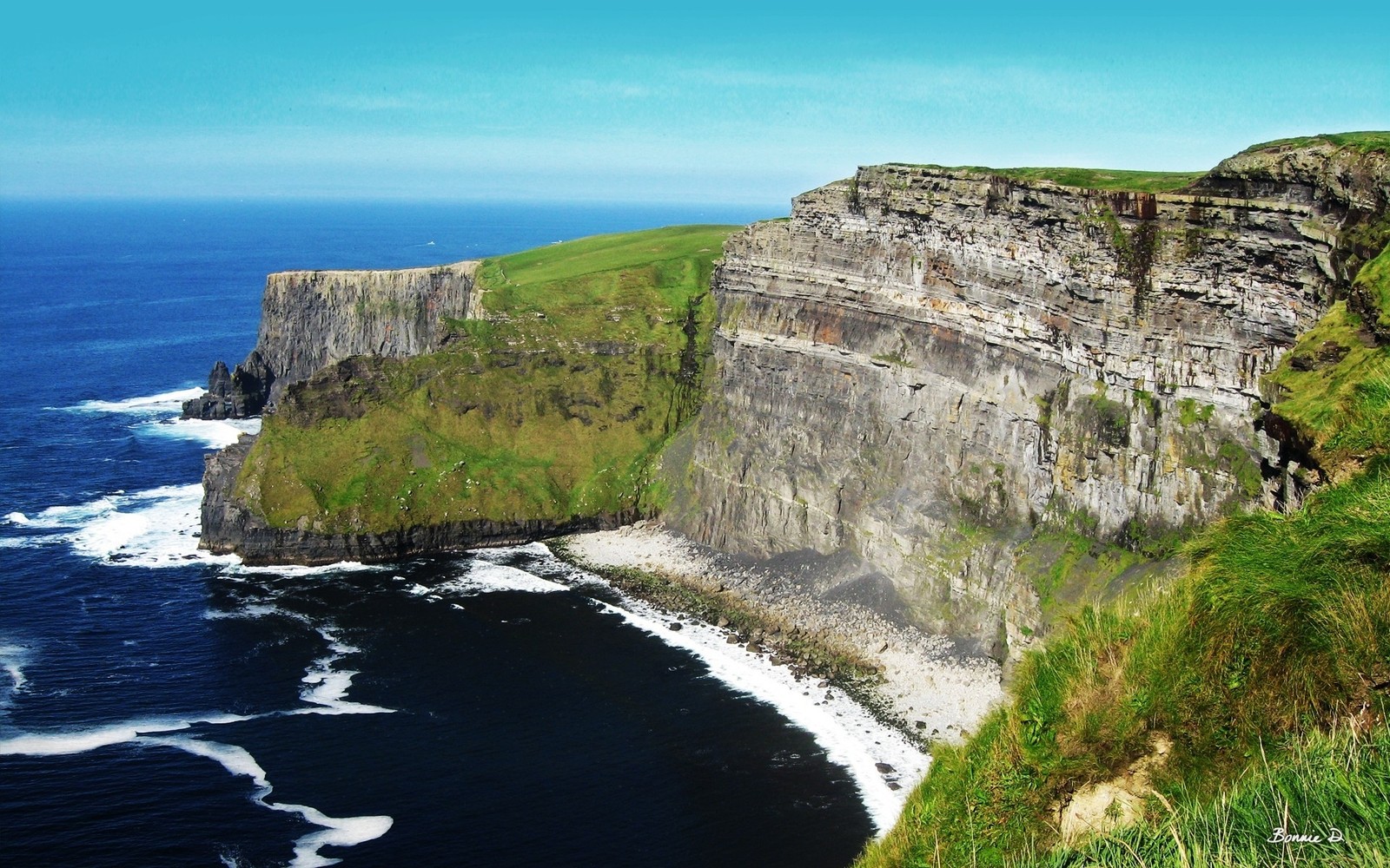 A view of a cliff with a body of water near it (cliffs of moher, coast, klippe, sea, promontory)