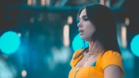 Dua Lipa irradia beleza em amarelo vibrante no palco