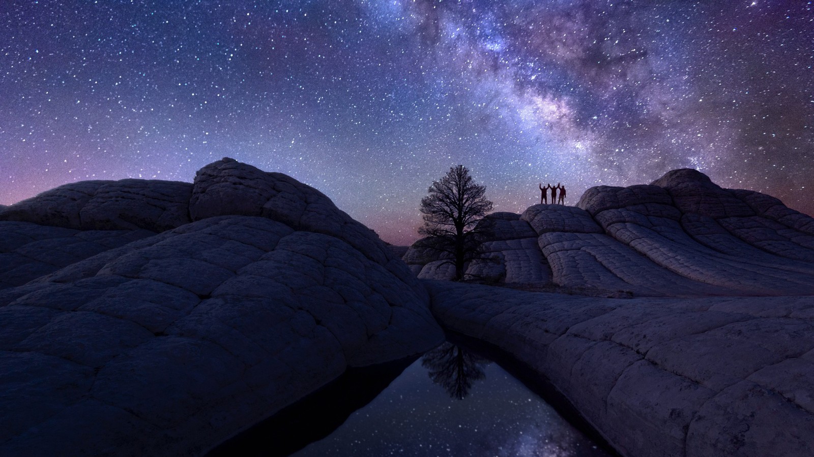 Via láctea sobre a paisagem do deserto com silhuetas de pessoas em pé nas rochas (via láctea, natureza, paisagem natural, atmosfera, estrela)