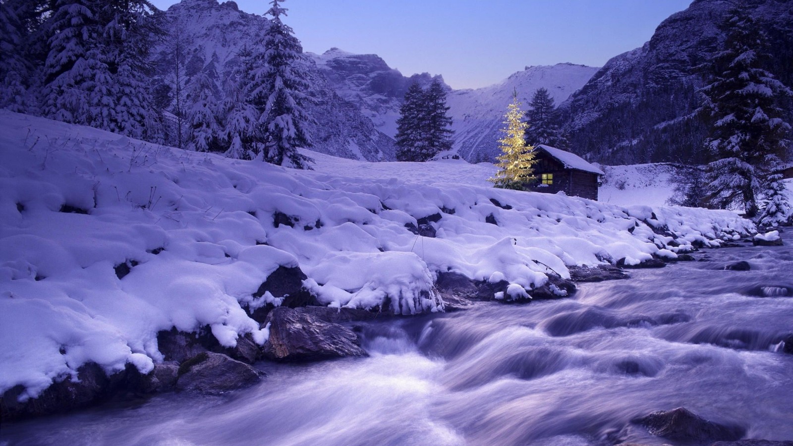 Ruisseau de montagne enneigé avec une cabane en arrière-plan (noël, nature, neige, montagne, formes montagneuses)