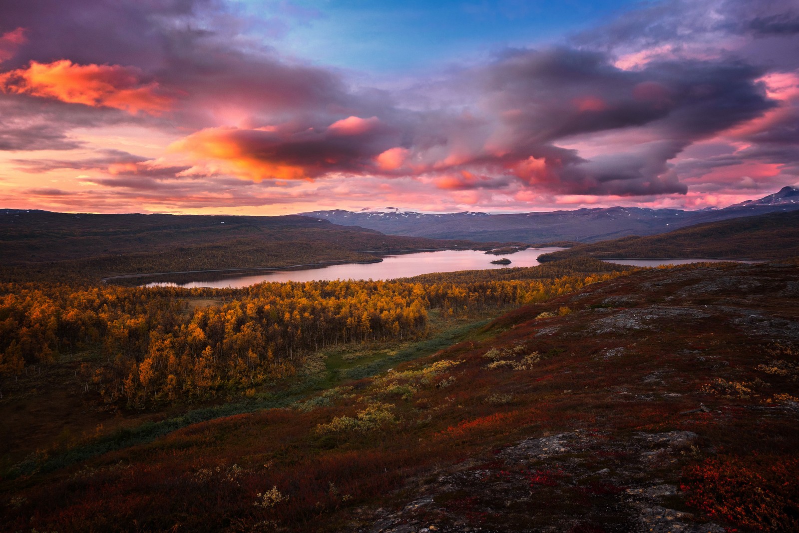 Un beau coucher de soleil sur un lac et des montagnes au loin (nature, paysage, colline, peinture de paysage, nuage)